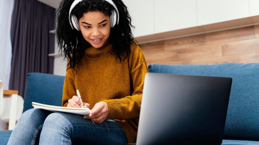 O EAD transforma a forma de estudar: flexível, acessível e pensado para quem busca evolução profissional constante. Crédito: Freepik.