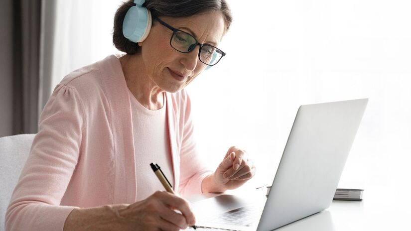 Entre telas, anotações e pesquisas online, os alunos da UNIFESP EAD aproveitam a flexibilidade do ensino a distância para aprender, se especializar e impulsionar suas carreiras. Créditos: Freepik.