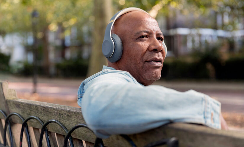 A música frequentemente está vinculada a esses momentos emocionalmente significativos