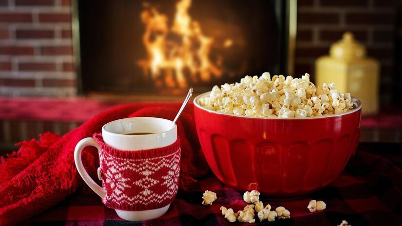 Uma forma segura de comer pipoca é preparar o alimento em casa, mas sem optar pela versão de micro-ondas / JillWellington/Pixabay