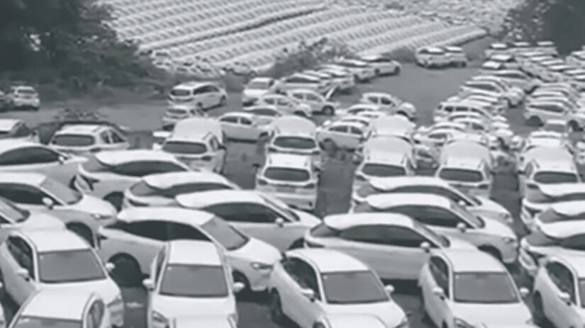 Centenas de carros elétricos foram deixados para apodrecer em grandes terrenos apelidados de "cemitérios de elétricos" / Fotos: Reprodução