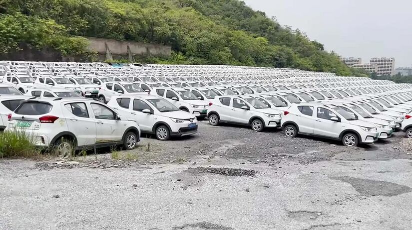 Outros foram descartados tão rapidamente que ainda guardam pelúcias e pertences pessoais dentro