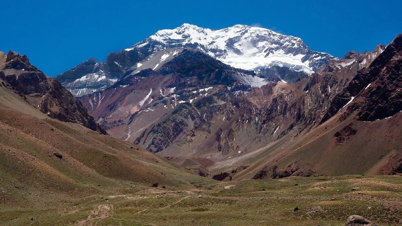 Monte Aconcágua, na região andina meridional tem quase sete mil metros de altura e é considerada a maior montanha do continente americano / KMG.ca/Wikimedia Foundation