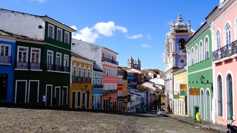 O jornal destaca as ruas de paralelepípedo e os casarões coloridos / soel84/Pixabay