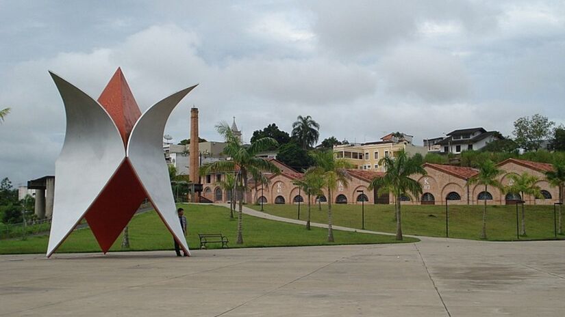 A Praça Beira Rio, com obra da artista plástica Tomie Ohtake / Dario Sanches/Wikimedia Foundation