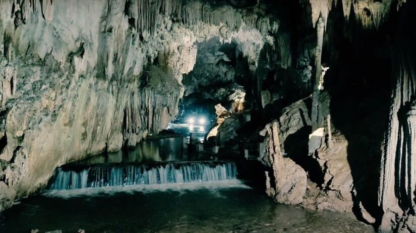 A Caverna do Diabo é famosa por suas formações geológicas únicas (Fotos: Reprodução Youtube / Casal FloriPets ️)