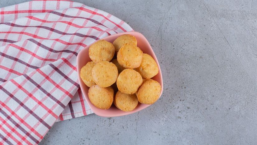 Além da relevância econômica, o pão de queijo também ocupa um lugar especial na cultura local. Em reconhecimento à sua importância, foi criado o Dia Municipal do Pão de Queijo, celebrado em 5 de julho. (Freepik)