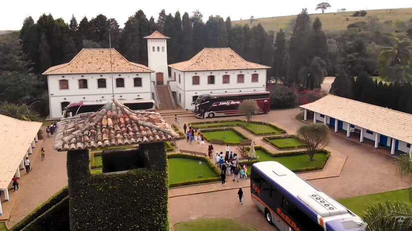 Um sítio em Tatuí, no interior de São Paulo, se consolidou como um refúgio de aventura e relaxamento para famílias / Fotos: Reprodução/YouTube