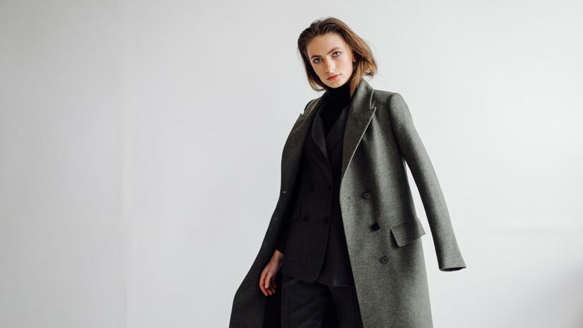 O inverno de 2025 marca uma mudança significativa nas tendências de moda, com a substituição das jaquetas puffer por peças mais elegantes e estruturadas / Freepik/bristekjegor