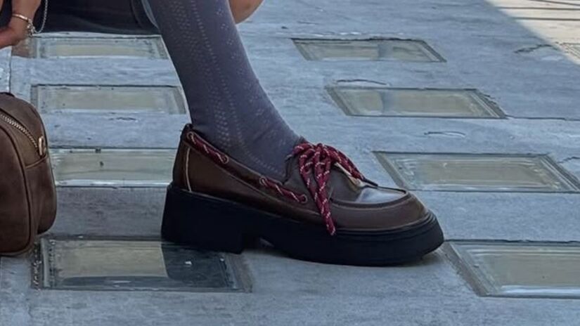 Durante o inverno, muitas mulheres trocam tênis por botas buscando proteção e estilo, mas a grande surpresa da temporada de 2025 foi a ascensão dos mocassins como tendência / @mulbada/Instagram