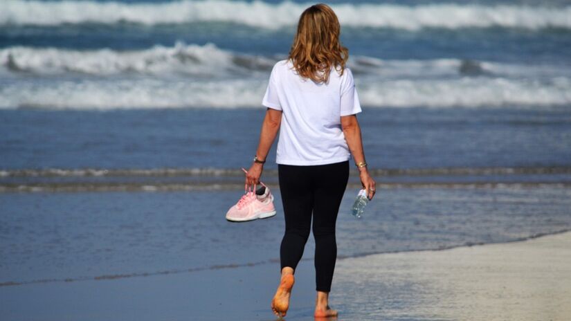 Nas regiões litorâneas, muita gente gosta de caminhar na faixa de areia próxima ao mar / NunoMartins2003 / Pixabay