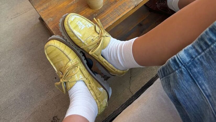 Os mocassins retornaram ao cenário da moda com força, aparecendo em looks urbanos, ambientes profissionais e redes sociais, destacando-se como uma opção mais elegante que os tênis e mais confortável que as botas / @sofiamcoelho/Instagram
