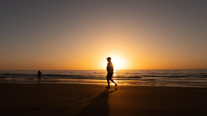 Muitas pessoas preferem caminhar na praia ao final do dia / Matthias_Groeneveld/Pixabay