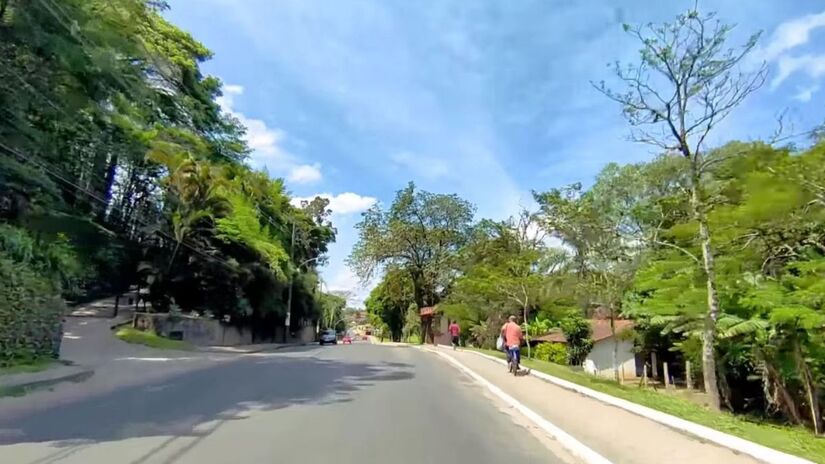 Durante o verão, os termômetros registram temperaturas máximas médias em torno de 24,6°C