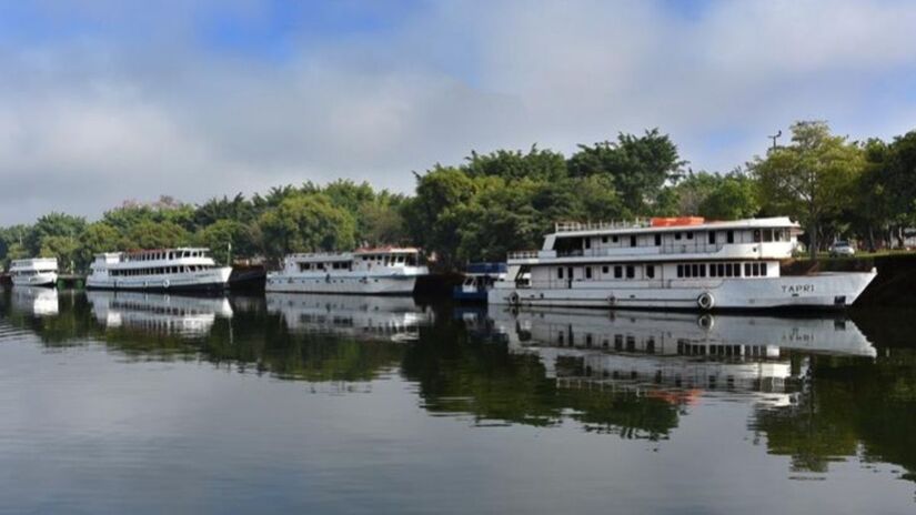 Os famosos passeios de barco são o grande destaque local e atraem