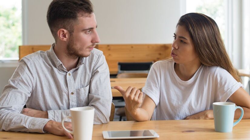 "Eu não me importo", está, na prática, cortando qualquer possibilidade de conexão emocional com o outro / Freepik/katemangostar