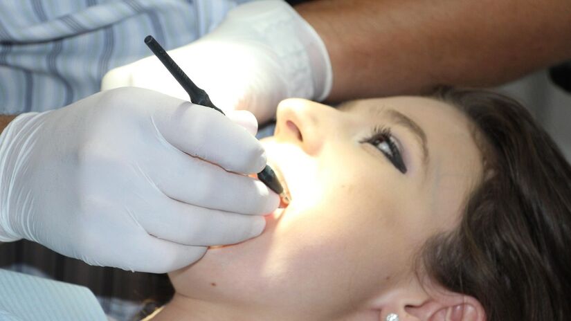 A limpeza profissional semestral é fundamental para garantir a saúde bucal / rgerber/Pixabay
