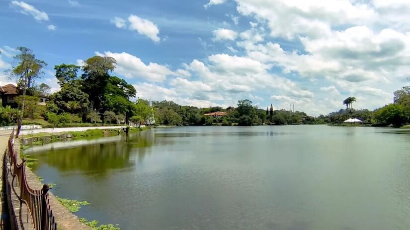 Outro ponto muito procurado é o Lago Barão de Javary, um dos cartões-postais da cidade
