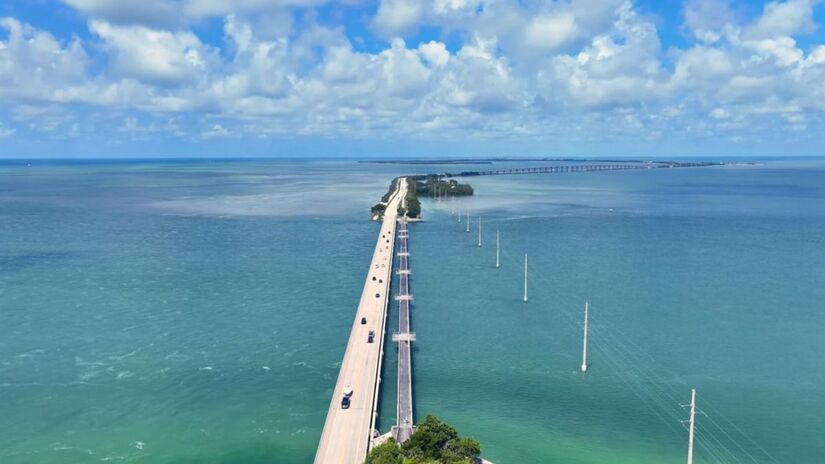 Essa rodovia permite que os motoristas atravessem o mar dirigindo sobre pontes e trechos elevados que conectam 44 ilhas