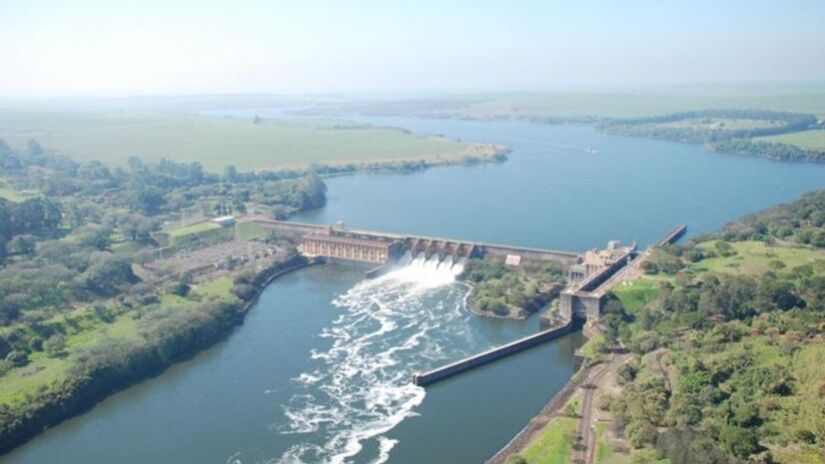 O ponto alto do passeio fluvial é, sem dúvida, a travessia pela eclusa da Usina Hidrelétrica de Barra Bonita / (Fotos: Divulgação/PMBB)
