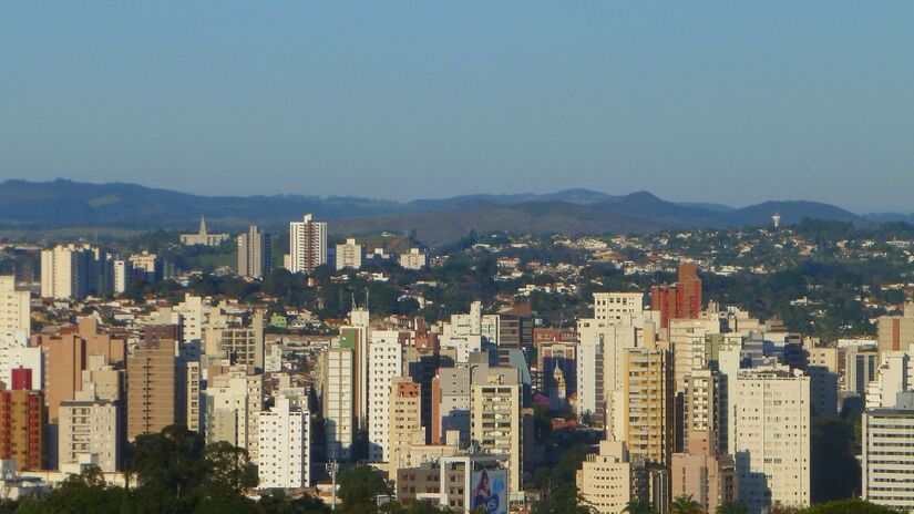 Esse destaque não se limita ao cenário interno. A cidade também vem ganhando relevância no ambiente de negócios internacional, atraindo investimentos de grande porte e se posicionando como um polo dinâmico e inovador. / (Wikimedia Commons/enioprado)