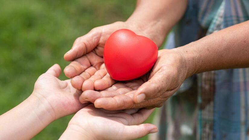 Solidariedade que transforma vidas: um gesto simples pode fazer a diferença. Crédito: Freepik