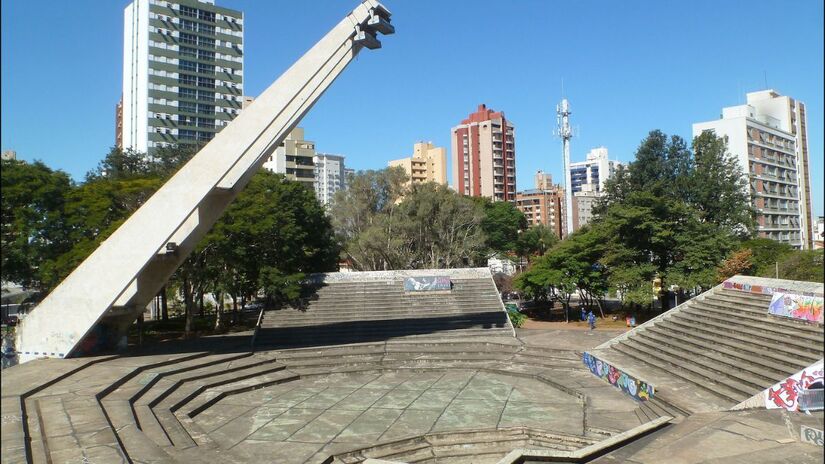 A diversidade do setor produtivo em Campinas impressiona. O município abriga desde pequenas e médias empresas de base tecnológica até grandes multinacionais  50 delas estão entre as 500 maiores corporações do mundo, o que reforça seu alto grau de atratividade para investidores globais. / Wikimedia Commons/enioprado