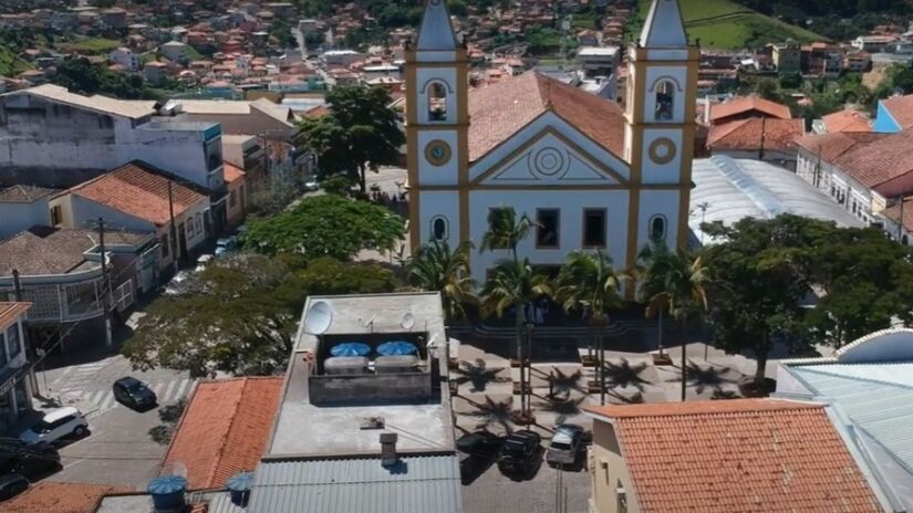 Além do protagonismo dos Fuscas, Cunha também se destaca por outros atrativos culturais e econômicos. A cidade é um polo reconhecido de cerâmica artística, com ateliês espalhados pelas montanhas que produzem peças de alta qualidade, atraindo turistas e artistas. É também a maior produtora de pinhão do estado de São Paulo, fortalecendo sua economia local e oferecendo um cardápio típico que encanta os visitantes.