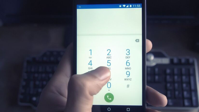 Com a facilidade no envio de mensagens, novos hábitos surgiram entre os jovens, desde trocar mensagens e flertar com conhecidos até enviar torpedos aleatórios / Freepik