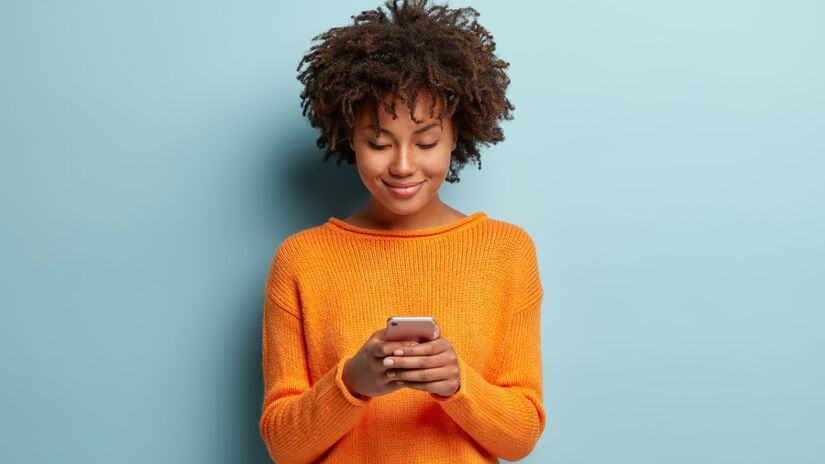 Em 2011, as operadoras começaram a oferecer pacotes de SMS ilimitados por um preço fixo, revolucionando a forma de se comunicar / Freepik