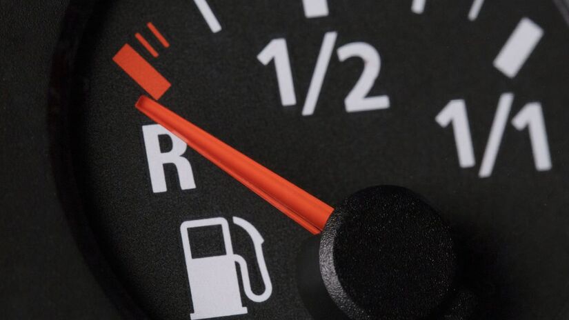 Abastecer no calor do dia pode pesar no bolso: o combustível dilata e você leva menos por mais. / Créditos: Freepik