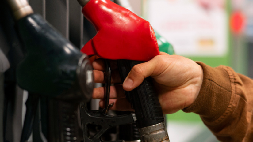 A temperatura influencia diretamente na densidade: gasolina quente ocupa mais espaço, mas rende menos. / Créditos: Freepik