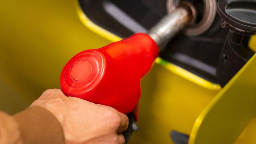 Evite pressa no abastecimento: quando a bomba trabalha devagar, entra mais combustível e menos espuma no tanque. / Créditos: Freepik