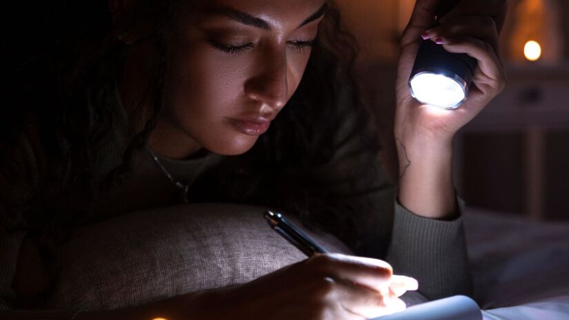 Consumidores precisam se adaptar à possível escassez de energia. Crédito: Freepik