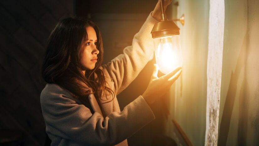 O sistema elétrico enfrenta desafios com o aumento da energia solar residencial. Crédito: Freepik