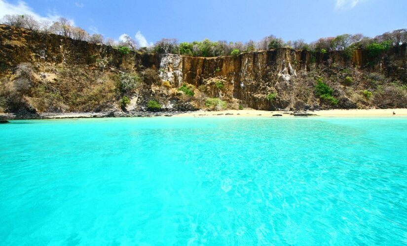 A Praia de Sancho fica localizada no Parque Nacional Marinho, em Fernando de Noronha / Fotos: Divulgação