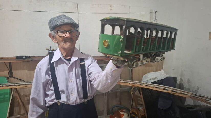 Darci Nunes, de 83 anos, é apaixonado por ferreomodelismo e cria miniaturas há mais de 40 anos (Nair Bueno/DL)