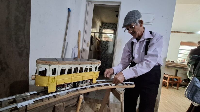 Darci Nunes, de 83 anos, é apaixonado por ferreomodelismo e cria miniaturas há mais de 40 anos (Nair Bueno/DL)