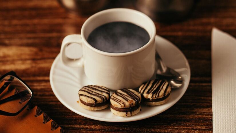 Especialistas explicam que a cafeína presente no café pode estimular os movimentos intestinais. Créditos: Freepik