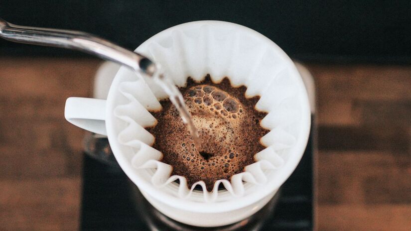 A ingestão regular de café pela manhã pode contribuir para o funcionamento intestinal saudável, segundo pesquisadores. Créditos: Freepik