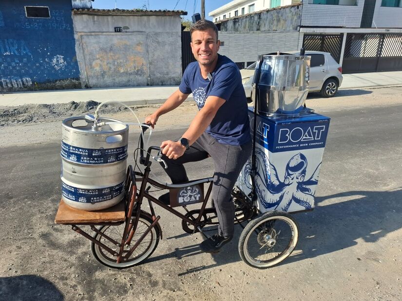 Empresário santista criou cerveja sem álcool enriquecida com vitamina C e palatinose, exclusiva para atletas (Foto: Júlia Macedo/DL)