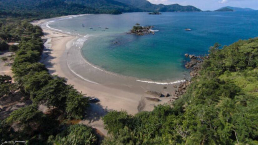 Na Praia de Castelhanos, a enseada tem o formato de amor / Foto: Divulgação