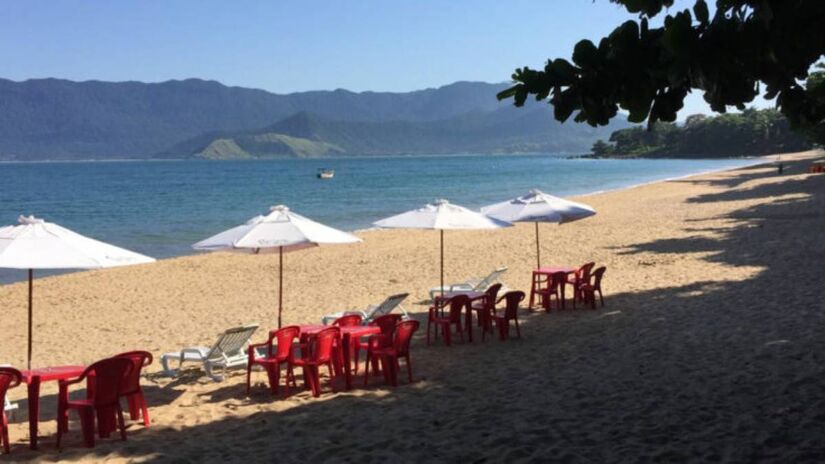 Praia do Curral: De fácil acesso, o local conta com diversos estacionamentos pagos / Foto: Divulgação
