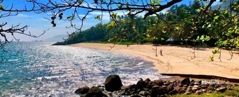 A Praia da Feiticeira fica a apenas 5 km de distância do terminal de balsa / Foto: Divulgação