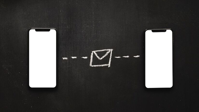 Hoje, o serviço é usado para comunicações pontuais entre empresas e clientes, como transportadoras que enviam mensagens SMS para atualizar o consumidor sobre o status de entrega de uma encomenda / Freepik