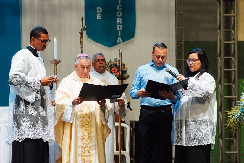 À noite, uma procissão luminosa saiu da Paróquia São Francisco, na Vila Nova, em direção ao Centro, reunindo diversas comunidades católicas da cidade/Divulgação