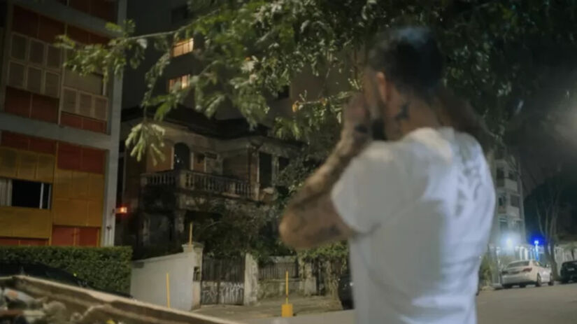 A adaptação audiovisual não se limita a recontar o fenômeno midiático que se formou / Divulgação/Prime 
