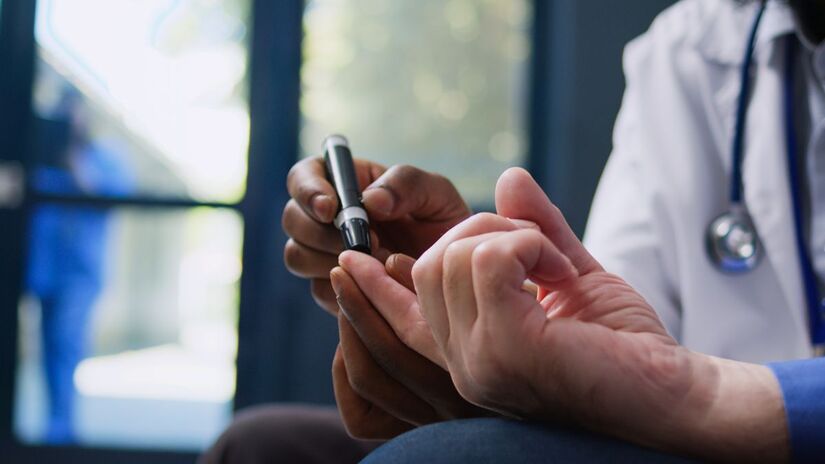 O consumo frequente causa resistência à insulina, abrindo caminho para essa doença silenciosa que é a diabetes tipo 2. Créditos: Freepik