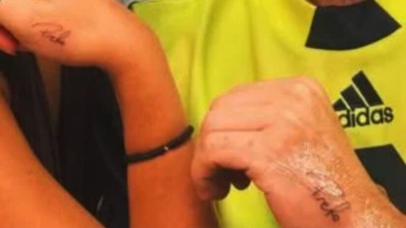Seu filho, Francisco Gil, prestou uma homenagem à mãe no último dia 31 de julho ao tatuar o nome da cantora em uma das mãos (Instagram/Reprodução)