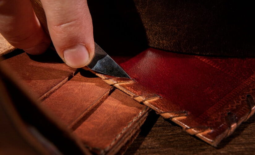 Já o couro, encontrado em jaquetas, bolsas e carteiras, é associado a qualidade, durabilidade e sofisticação. Seu aroma remete ao trabalho artesanal e a um passado refinado/ Crédito da foto- Freepik